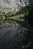 914611_Felsenspiegelung im Obersee Foto, gewaltige Felswand ber Bergsee Stillwasser am grnen Fischunkelalm