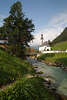 913147_Ramsauer Ache Bild mit Kirche St. Sebastian am Flu Wasser-Brcke unter Baum