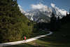 913272_ Klausbachtal Wanderin Foto auf Bergwanderweg in Nationalpark Berchtesgaden vor Reiteralpe Massiv