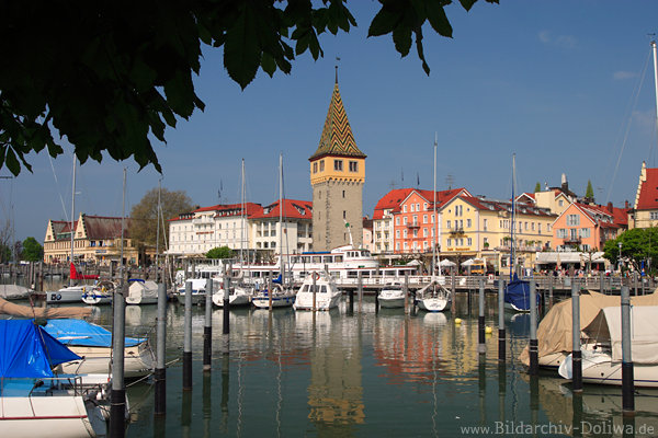 Hafen Lindau Wasserboote um Mangturm alter Leuchtturm Bodensee-Port Promenade-Hotels