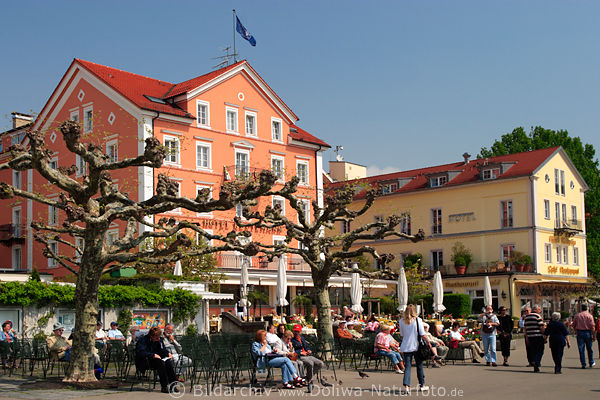 Seepromenade Lindau Cafe Besucher Hotels am Hafen Bodensee Erholung Urlaubsidylle Reisebild