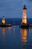 Leuchtturm Lindau Hafentor Nachtbild mit Bayerischer Löwe in Bodensee-Wasser