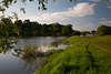 108521_Elbtalaue Flulandschaft grner Ufer Elbe Halbinsel bei Alt Garge Naturfoto am Wasser mit Angler