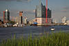 Hamburg Elbskyline Foto Stadttrme ber Elbufer Sdblick Panorama Bild mit Boot in Wasser