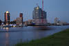Hamburg Elbblick Skyline in Dmmerung Hochhuser am Wasserufer