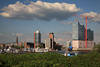 Hamburg Skyline Hochhäuser Elbphilharmonie Panorama unter Wolke grüner Elbufer Bild