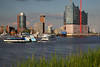 Hamburg Hafenstadt Hochtürme Süd-Skyline Architektur Foto über Elbwasser Boote auf Elbfahrt
