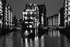 Schwarzweissbild Wasserschloss Hamburg in Speicherstadt Nachtpanorama über Flutwasser