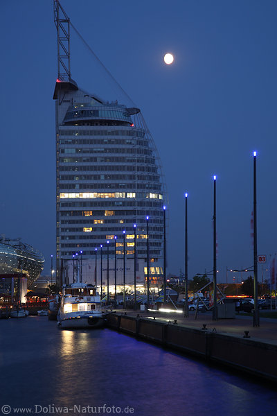 Bremerhaven Atlantic Hotel bei Mond Nachtfoto ala Dubai Hochhaus