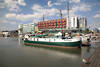 Fischereihafen Wasserbecken Schiffe am Ufer mit Mwe in Bremerhaven Foto
