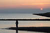 701217_Bsum Meerkste, Wasser-Horizont, Sonnenuntergang Dmmerung Landschaftsfoto, Strandmole Paar