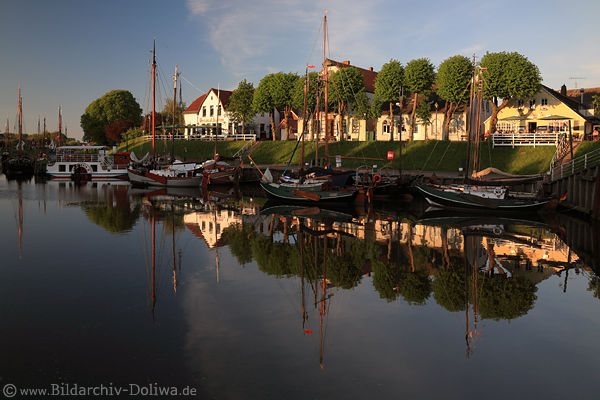 Museumshafen Carolinensiel Boote am Ostufer in Harle Bild Deich Huser Abendstimmung