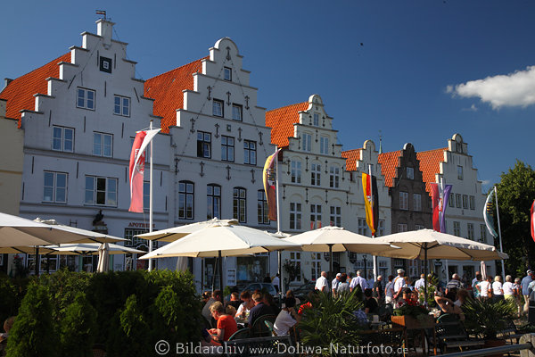 Friedrichstadt Markt, Friesenhuser Dachgiebel, Caf, Urlaubsidylle Bild