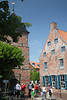 802562_Greetsiel Altstadt Kirche, Gasse historische Huser Backsteinbau, Hollandstil Foto mit Besucher