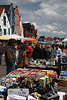 Husumer Flohmarkt am Hafen in Bild Menschen auf Trdelmarkt spazieren