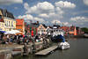 Husum Hafen Foto Schiffe bunte Huser unter Wolken in Nordfriesland Stimmungsbild Binnenhafen