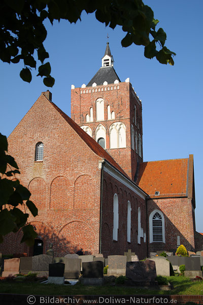 Kreuzkirche Pilsum romanischer Backsteinbau Ostfriesland Krummhrn historisches Gotteshaus