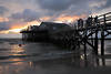 Seebrcke St.Peter-Ording Menschen zeigen auf Nordsee Romantik Sonnenuntergang Foto