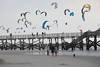 Strandbrcke St.Peter-Ording Surfevent Besucher Foto vor Windsegeln am Himmel Nordseekste