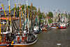 Greetsiel Fischereiflotte Foto Krabbenkutter im malerischen Fischerdorf Sielhafen dümpeln