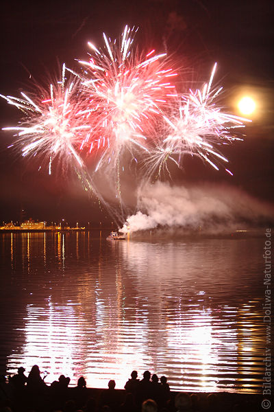 Feuerwerke Eckernfrde Knalllichter Mond Wasser Ostsee Nachtfoto