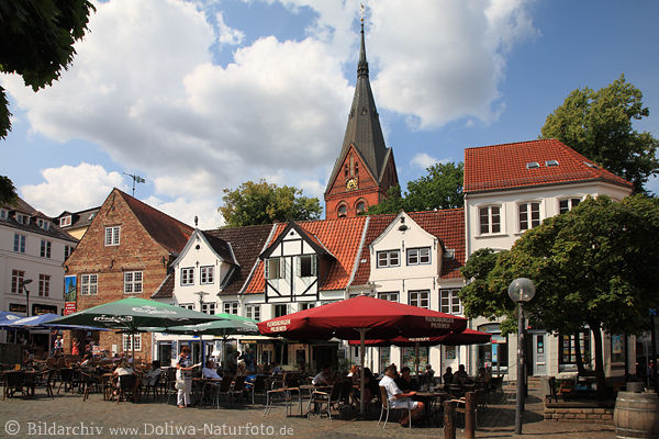 Altstadtmarkt Flensburg Marienkirche Turm ber historische Huser Caf-Gste Foto