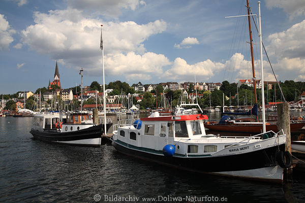 Marina Schiffe Flensburg Frde Landschaft mit Kirche St.Jrgen am Ostufer Yachten Wasserblick 