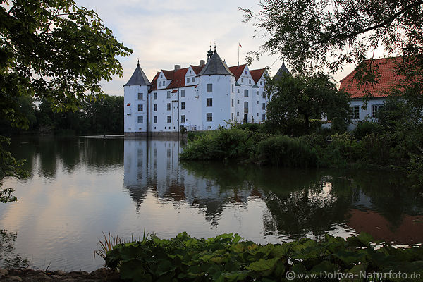 Wasserschloss Glücksburg Schloßteich Park Landschaft Angeln
