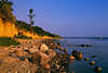 Meerküste Insel Poel Hochufer Naturfoto steile Sandwand Steine in Wasser bei Abendlicht