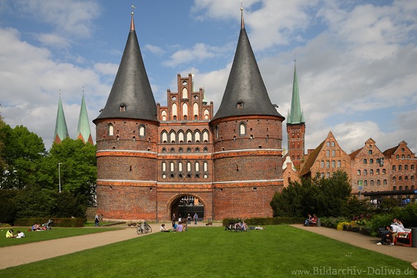 Altstadt Lübeck Holstentor Frühlingswiese Besucher Relax in historischen Kulisse