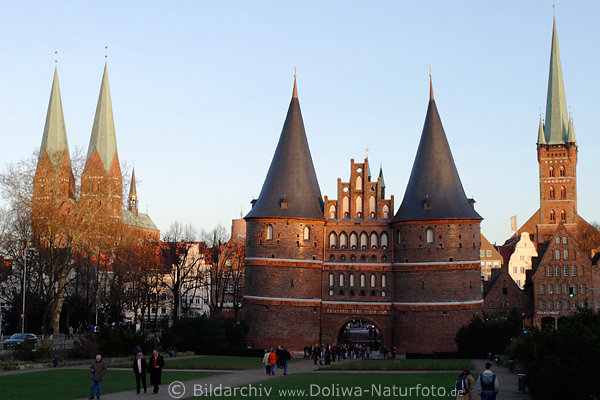 Holstentor Lübecker Altstadt Kirchentürme in Abendlicht Besucher Spaziergang