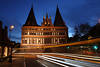 Lübeck Lichtspuren um Holstentor Nachtfoto Altstadt-Türme romantisches Straßenbild