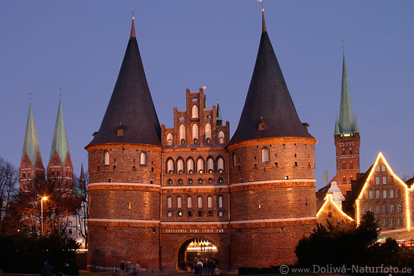 Lübeck Holstentor Nachtlichter Altstadt-Türme Nachtfotos