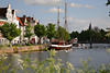 Lübeck Untertrave Segelschiff Wasser Kajaker Boote Ufer-Brücke Architektur Bild