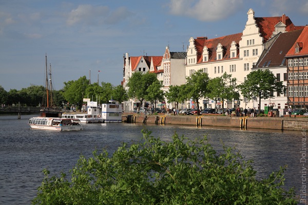 Lübeck Schiffsanleger Boote in Trave-Wasser Kanalfahrt um Altstadt Häuser