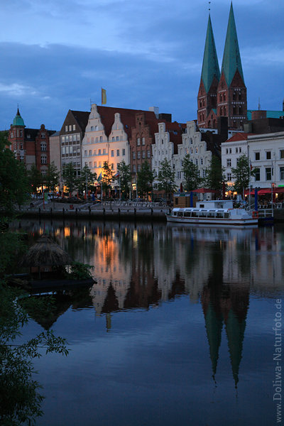 Lübeck Altstadt Abbild in Wasser Trave-Fluss in Dämmerungslicht