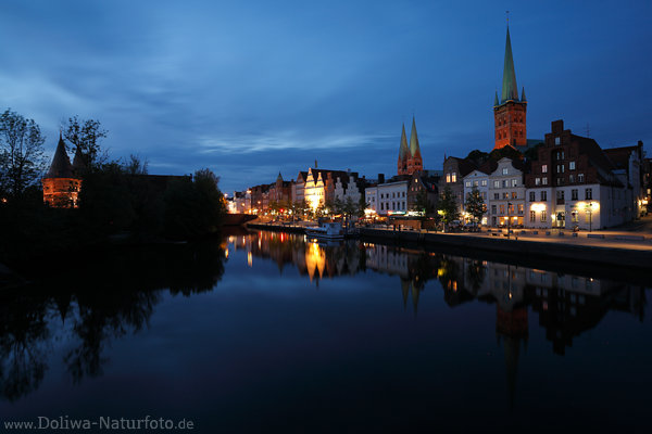 Lübeck Altstadt Nachtpanorama am Wasser Trave-Promenade