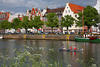 Lübeck Holstenhafen Kajaker in Wasser Untertrave Uferpflanzen Architektur-Bild