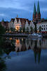 Lübeck Altstadt Abbild in Wasser Trave-Fluss in Dämmerungslicht