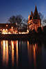 Lübecker Holstentor Nachtfoto Weihnachtslichter Spiegelung in Wasser der Trave