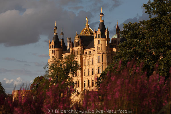 Mrchenschloss Schwerin romantisches Stimmungsbild in Goldfarben Abendlicht