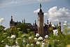 Schwerinbild Schloss weiss-grne Pflanzenrabatte Blick vom Seeufer