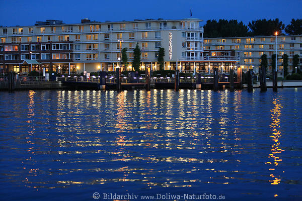 Priwall Nachtlichter Romantik Hotel Reflexe Spiegelung in der Trave Blauwasser Nachtfoto