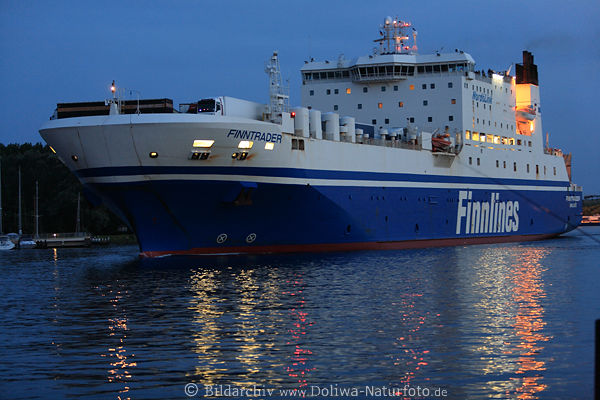 Finntrader Schiff Malm Ostseefhre in Travemnde Hafen Blauwasser nachts