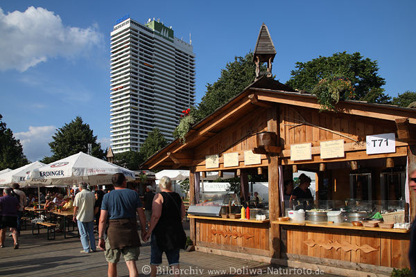 Berghtte kulinarische Alpenwelten bei Travemnderwoche Promenade Besucher vor Maritim-Hotel Ostsee Hafenfest