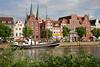 Lbeck Flussufer Untertrave Wasser Pflanzen Naturfoto Segelschiff vor Altstadt Huserzeile