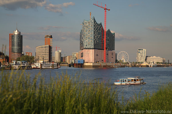 Hamburg Elbskyline Hochhuser ber Schiff in Elbe Wasserlandschaft